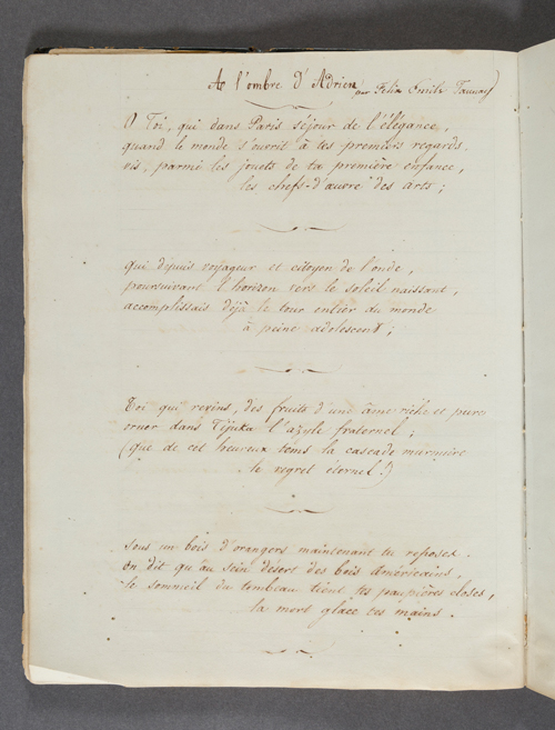 Cette image est une photo d’une page d’un petit carnet. La photographie représente une page du petit carnet de Félix-Émile Taunay, frère d’Aimé-Adrien Taunay, sur laquelle on peut lire un extrait du poème “A l’ombre d’Adrien”, écrit en hommage au frère décédé. Manuscrit à l’encre ferro-gallique, par l’auteur, en français, sur toute son étendue.