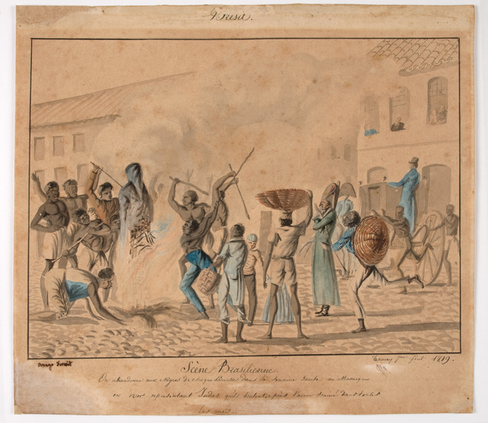 Cette image est une peinture. Titre: Scène Brésilienne. 1818. Auteur: Aimé-Adrien Taunay. Technique: Aquarelle sur papier. La peinture représente une scène populaire de l’immolation de Judas, dans laquelle on peut voir huit personnages autour d’un bûcher et le mannequin symbolisant le personnage biblique et brûlant dans les flammes. Neuf autres personnages environ assistent à la scène à l’écart. Trois d’entre eux portent des paniers et trois autres semblent être des gardes. Des curieux apparaissent aux fenêtres des habitations, dans le fond de l’image. Sur certains personnages, on peut voir des détails de vêtements et de paniers en bleu et en orange. Tous les personnages, sauf ceux qui semblent être des gardes, sont des noirs. Une fine moulure encadre la peinture et, juste en dessous, on peut lire le titre et une brève description de la scène en français. Dans les coins inférieurs droit et gauche, sous la moulure, on peut lire les noms du graveur et de l’auteur de l’image.